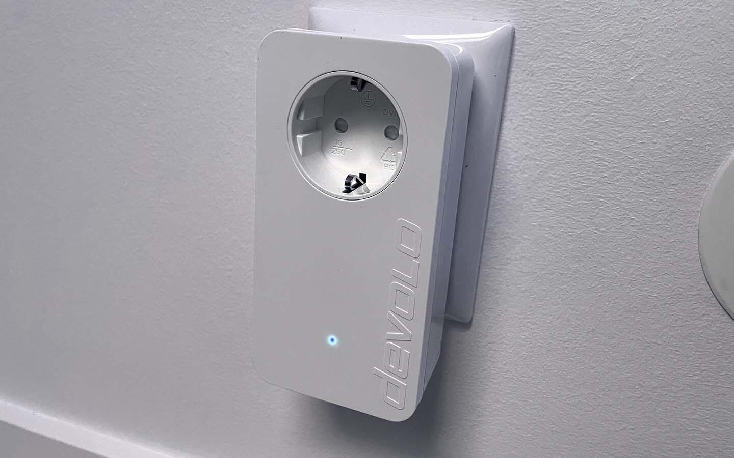 Powerline adapter in het stopcontact