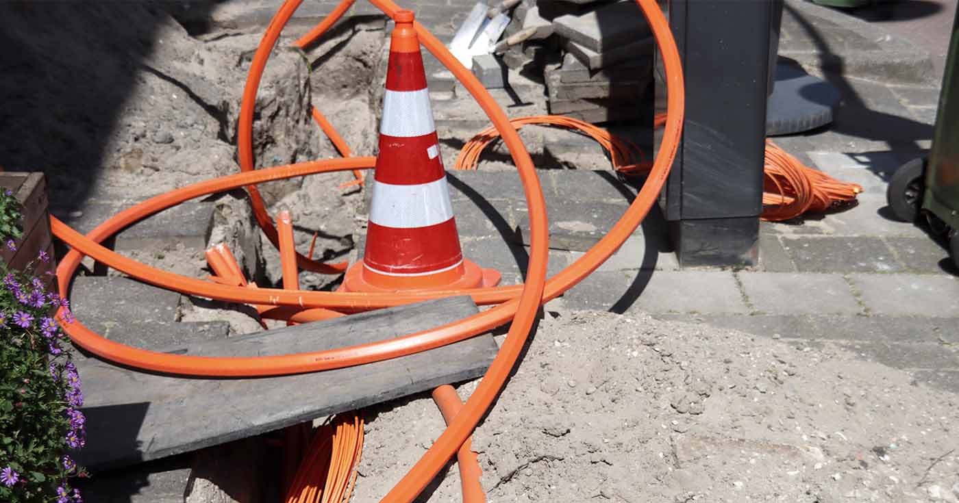 De aanleg van glasvezel is in de straat