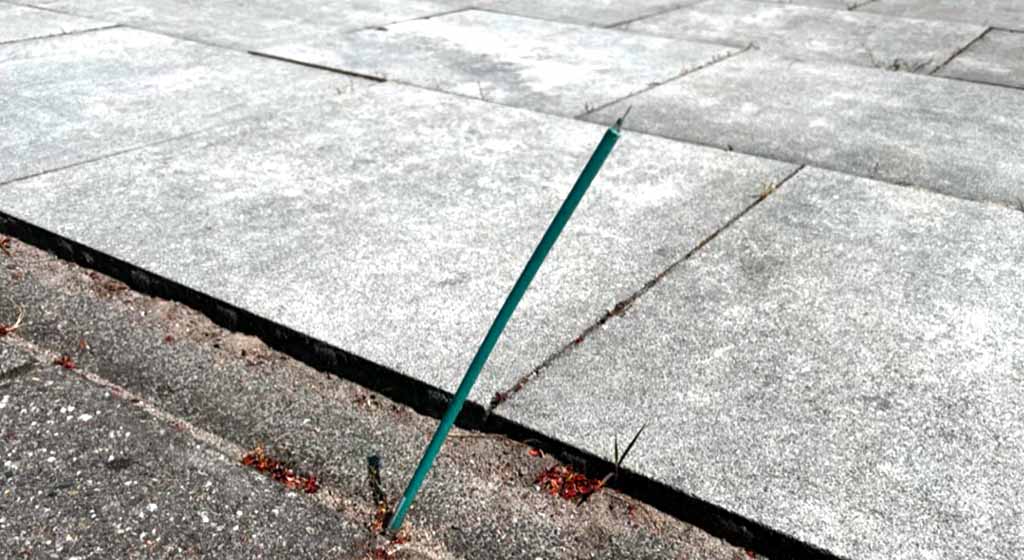 Glasvezelkabel steekt uit de stoep in Zoetermeer