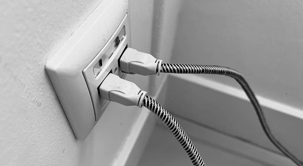 Twee netwerkkabels in een muur aangesloten