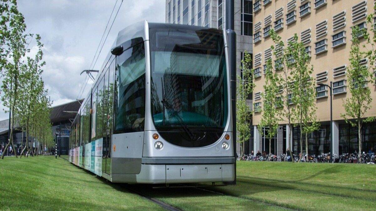 Tram rijdt door de randstad